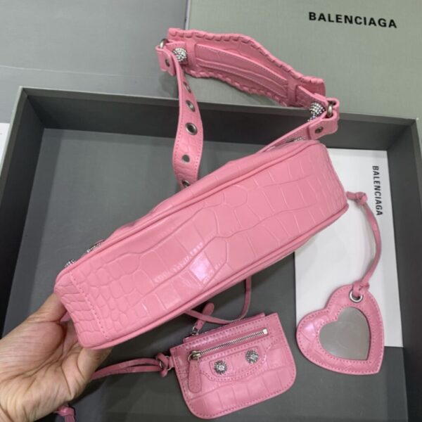 desc_balenciaga-le-cagole-small-shoulder-bag-crocodile-embossed-in-pink_0