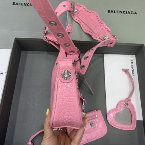 desc_balenciaga-le-cagole-small-shoulder-bag-crocodile-embossed-in-pink_6