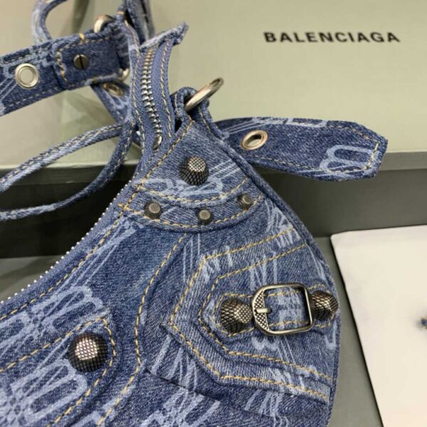 desc_balenciaga-le-cagole-xs-shoulder-bag-bb-monogram-bleached-denim-in-blue--26126cm_7