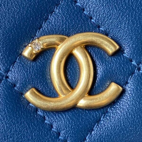 desc_chanel-flap-phone-holder-with-chain_2