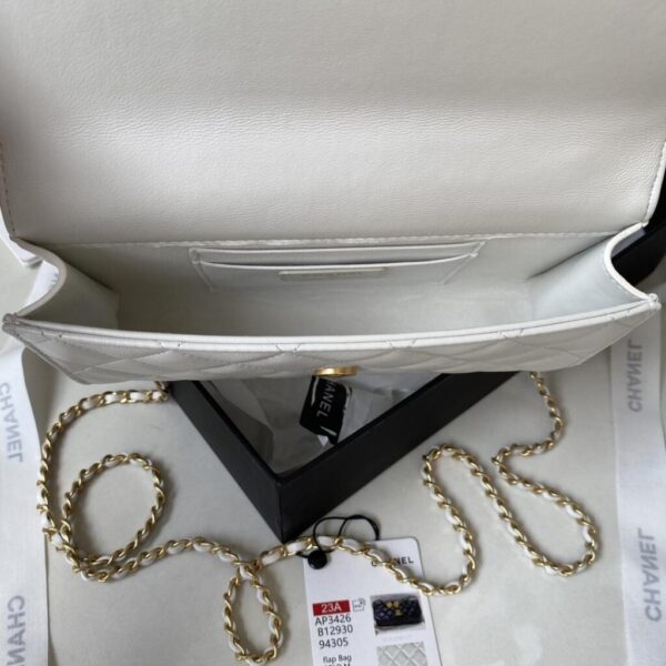 desc_chanel-flap-phone-holder-with-chain_3