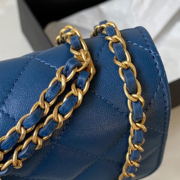 desc_chanel-flap-phone-holder-with-chain_5