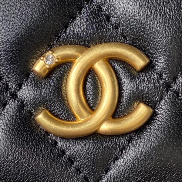 desc_chanel-flap-phone-holder-with-chain_7