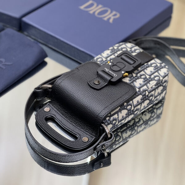 desc_dior-saddle-vertical-pouch-with-strap_1