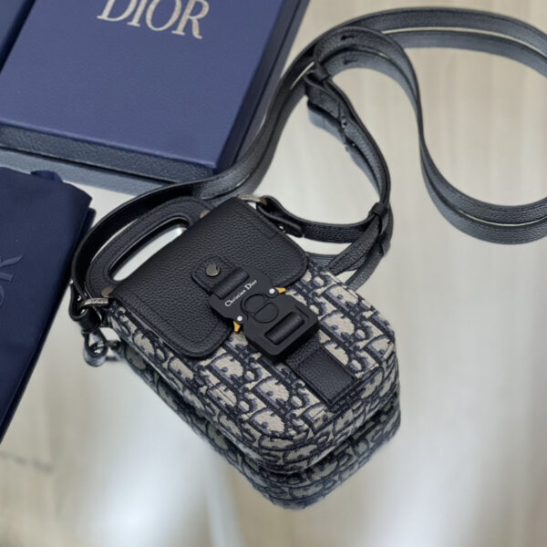 desc_dior-saddle-vertical-pouch-with-strap_7