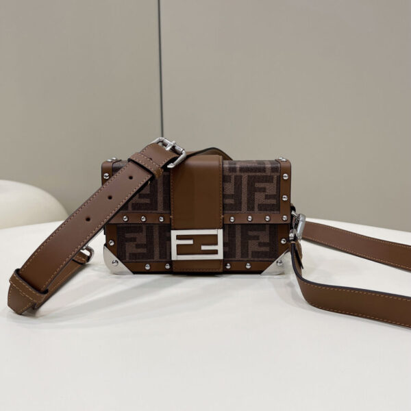 desc_fendi-baguette-trunk-mini-brown-fabric-bag1851155cm_1